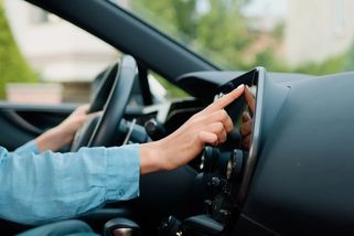 Hlasování řidičů: Který asistent v autě je v roce 2025 ten úplně nejhorší? Dejte nám vědět - MotorGuru.cz